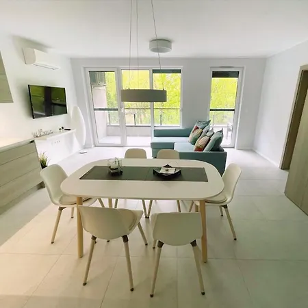 Lakeside Family & דירה